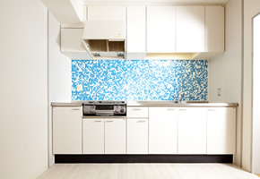 UR都市機構が多摩ニュータウン南大沢学園二番街（八王子市）に開設した「DIY住宅」モデルルームのキッチン