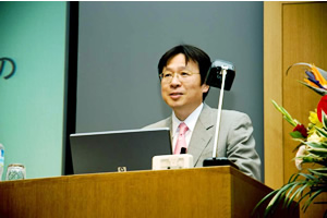 講演中の川口 有一郎氏