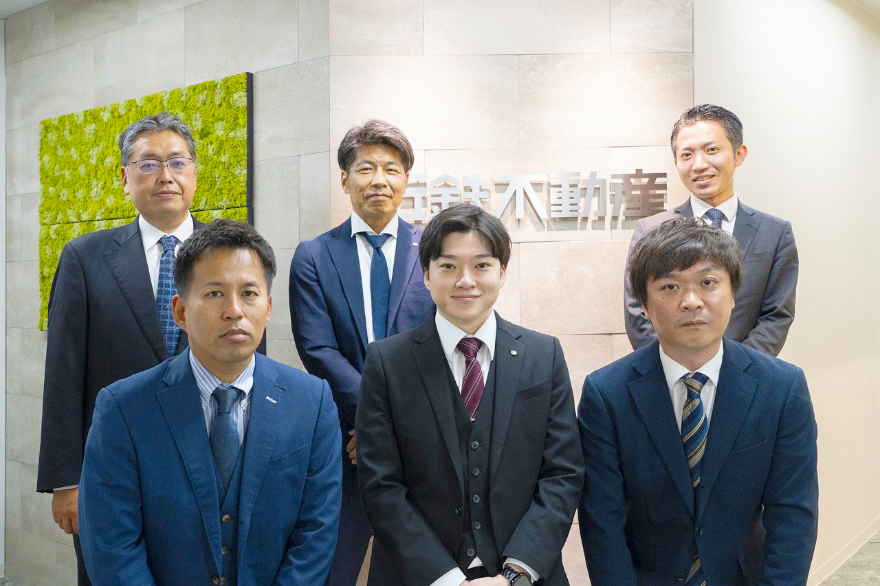 藤永営業所長（後列中央）と神戸を熟知したスタッフ